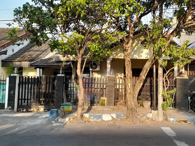 Rumah di samping jalan tengah kota Jombang