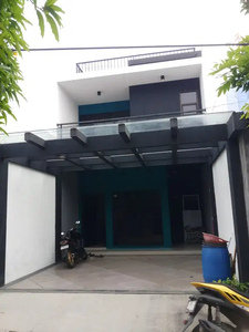 rumah mewah 3 lantai