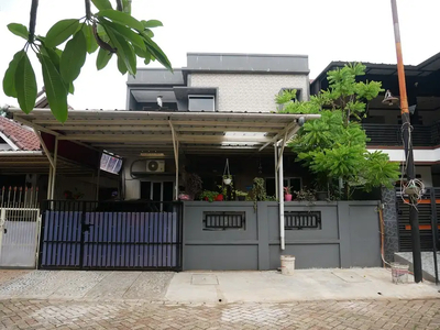 Rumah Sudah Direnovasi, 2 Lantai, Timur Laut, di Perum Banjar Wijaya
