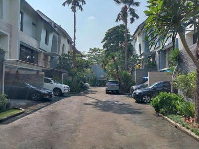 Rumah mewah, ada kolam renang dan siap huni dijual di Townhouse Jaksel