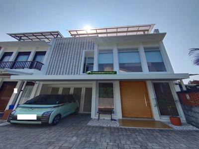 Rumah 2 Lantai Plus Rooftop di Cigadung Desain Lux Minimalis Siap Huni