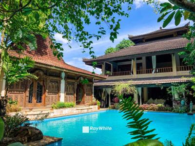 Villa in Seminyak with a Touch of Ubud's Lush Landscape
