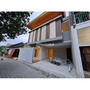 Dijual Rumah 2 Lantai LB165 LT100 4KT 3KM Lokasi Strategis - Sleman