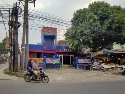 Kantor dan rumah tinggal di jalan raya kota Cibinong