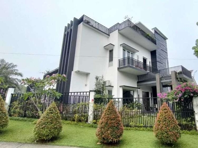 Rumah Modern Hook Belakang Danau dengan View Gunung di Sentul city