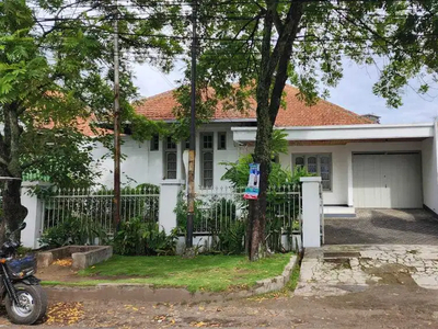 Disewakan Rumah lama terawat. Sayap Riau, Jalan Gandapura