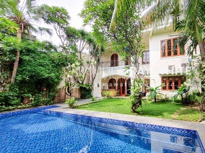 Gourgeous Classic Resort House With Exotic Backyard At Kemang