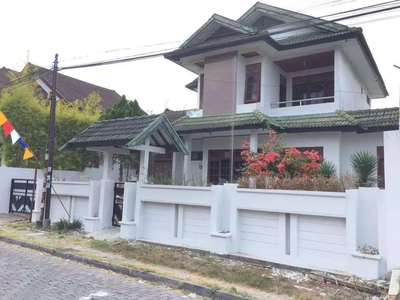 Rumah 2 Lantai 5 Kamar Tidur Halaman Luas di dekat Kampus AMIKOM Jogja