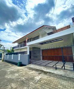 Rumah Besar Mewah Elegan dlm Perumahan daerah Banteng Jakal Km 8