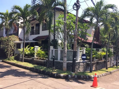 Rumah Hook, luas dan asri, siap huni dijual di Sektor 6, Bintaro Jaya.