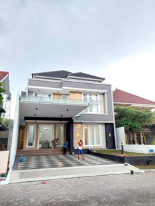 Rumah Mewah dengan Kolam Renang Pribadi di Merapi View