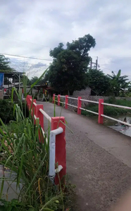 Tanah/kebun berlokasi di area perkebunan, masuk menyebrangi jembatan,