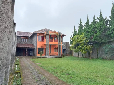 Villa Lembang Dengan Lapangan Yang Luas dan Kolam Renang