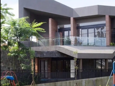 Dijual Rumah Mewah, Cantik dengan Swimming Pool di Bintaro Sektor