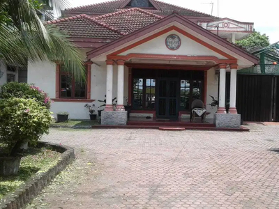 di jual rumah seharga tanah , bangunan masih layak huni