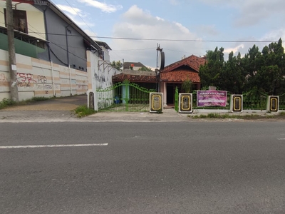 Dijual Rumah Luas 530 Meter Persegi Lokasi Strategis dekat IKIP PGRI Sonosewu
