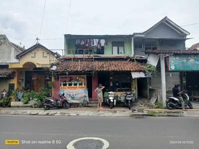 Rumah usaha pinggir jalan dekat kampus uty glagah sari