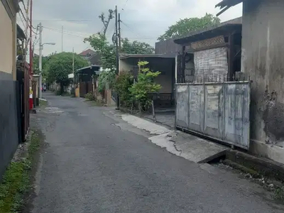 Tanah bonus bangunan toko dan rumah lama dg LT 215m2 di sesetan