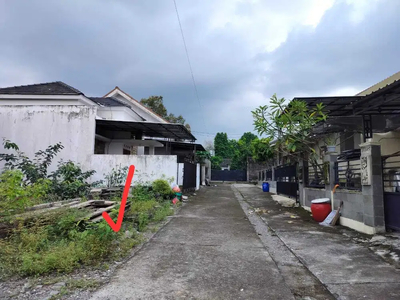 Tanah Sleman, Dekat Pasar Gentan; Jl. Kaliurang Km 9
