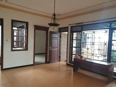 Dijual Rumah Mewah Bagus Siap Pakai di Jl. Papandayan, Semarang