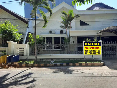 Rumah Dharmahusada Indah Utara Hadap Taman