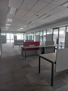 Sewa Kantor Eksklusif 395 m2 Semi Furnish di Pacific CenturyTower SCBD