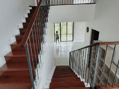 di Sewakan Rumah 2 Lantai Bagus Unfurnished HS