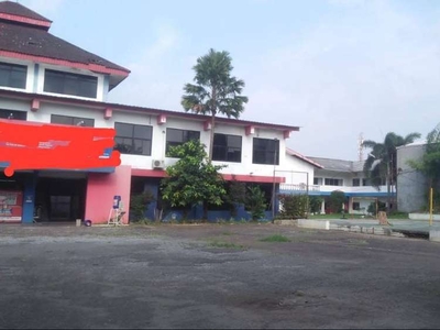 Dijual Gedung bekas kampus di pinggir Jalan raya Jatiwaringin Bekasi