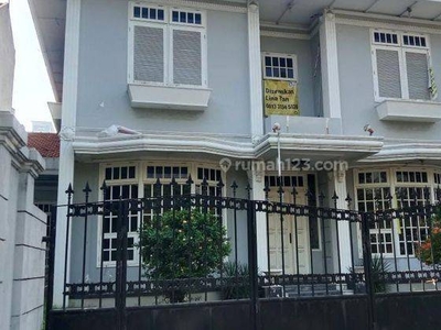 Disewakan Rumah Megah 2 Lantai Nol Jalan Raya di Dharmahusada