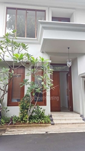 Disewakan Townhouse Menawan di Lokasi Strategis Kemang