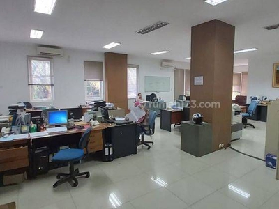 Gedung/kantor 3 lantai, di Lkr Duren Sawit, Siap pakai