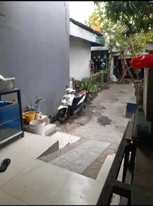 Kost2an 1 petak sama kamar mandi Rp 800.000sudah sama air dan listrik