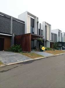 Rumah 2 Lantai Luas Full Furnished Siap Huni di Suvarna Sutera