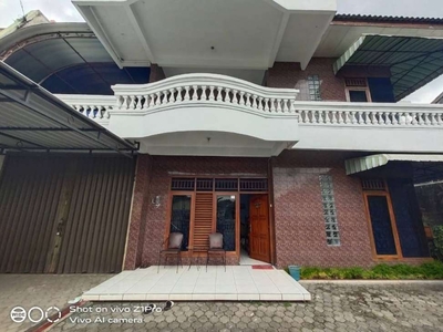 Rumah 2 Lantai Pinggir Jalan Raya Dekat Kampus