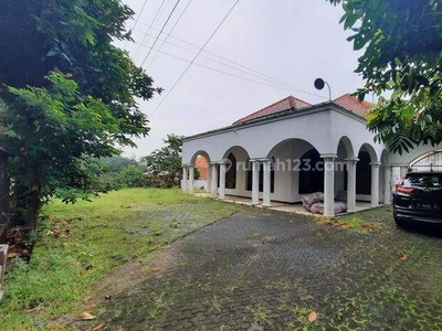 Rumah lama halaman luas di kawasan elite Semarang atas