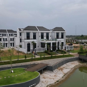 Rumah Mewah 4 Lantai 8,5x18 Dengan Dua Muka Dekat Danau Di Tangerang