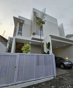 Rumah mewah baru furnish kontemporer kawasan maguwoharjo Jogja