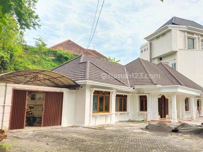 Rumah mewah dan besar dipinggir Jalan Raya yg strategis