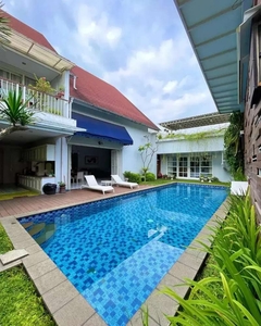 Rumah semi Villa Dg Private Pool Dekat Malioboro di pusat kota Jogja