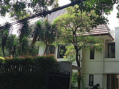 Sewa Rumah Luas 2 Lantai di Senopati, Jakarta Selatan