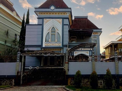 Villa Mewah di Kota Bunga Cipanas Ada Kolam Renang