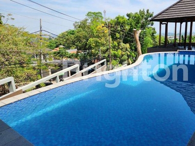 RUMAH BESAR 3 LANTAI ADA KOLAM RENANG DI JL GOMBEL SEMARANG