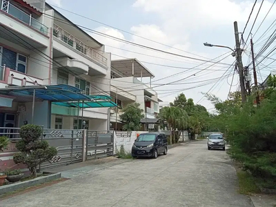 Rumah bebas banjir, lingk. nyaman dan tenang di Green Garden, Jakarta