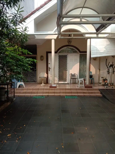 Rumah Menteng Jl Lombok: 2 Lantai, LT 278 m2, Lingkungan Elit