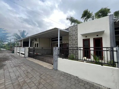 Rumah Modern dalam CLuster Jalan Paving di Mlati SLeman