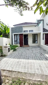 Dijual rumah posisi hook depan taman di tembalang semarang