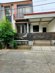 Dikontrakkan Tahunan Rumah tingkat di komplek vila pertiwi estat Depok