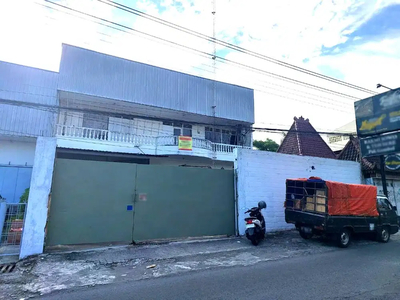 Gudan dan Kantor Strategis di Tepi Jalan Kabupaten