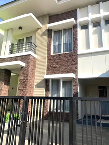 Rumah 2lt 200m type 4KT Cluster West Esplanade Grand Wisata Bekasi