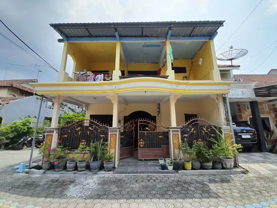 Rumah hook 2 lantai di dalam perumahan Jombang Kota